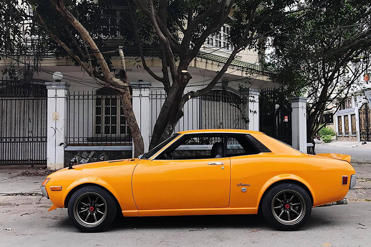 Mặc dù là xe cổ nhưng Toyota Celica đời 1972 là một chiếc xe vô cùng giá trị đối với các dân chơi xe theo phong cách “đồng nát”, nó được trang bị hệ dẫn động cầu sau cho cảm giác thú vị khi cầm lái, thiết kế 2 cửa thể thao và vóc dáng đẹp không nhàm chán theo thời gian.