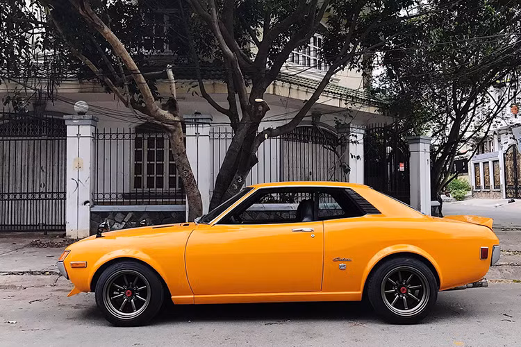 Mặc dù là xe cổ nhưng Toyota Celica đời 1972 là một chiếc xe vô cùng giá trị đối với các dân chơi xe theo phong cách “đồng nát”, nó được trang bị hệ dẫn động cầu sau cho cảm giác thú vị khi cầm lái, thiết kế 2 cửa thể thao và vóc dáng đẹp không nhàm chán theo thời gian.