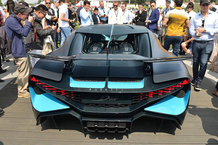 Dù vậy, điều đáng ngạc nhiên là mẫu xe này bị giới hạn ở vận tốc 380 km/h. Các nhà sản xuất hiện chưa đưa ra lời giải thích nào về việc kìm hãm tốc độ này nhưng nhiều người hiểu là với vận tốc đó thì không thể nào chiếc xe có thể đạt tới khi chạy trên đường và nếu có thì chúng cũng không được phép vì rất dễ gây tai nạn.