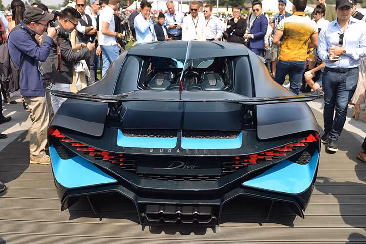 Dù vậy, điều đáng ngạc nhiên là mẫu xe này bị giới hạn ở vận tốc 380 km/h. Các nhà sản xuất hiện chưa đưa ra lời giải thích nào về việc kìm hãm tốc độ này nhưng nhiều người hiểu là với vận tốc đó thì không thể nào chiếc xe có thể đạt tới khi chạy trên đường và nếu có thì chúng cũng không được phép vì rất dễ gây tai nạn.