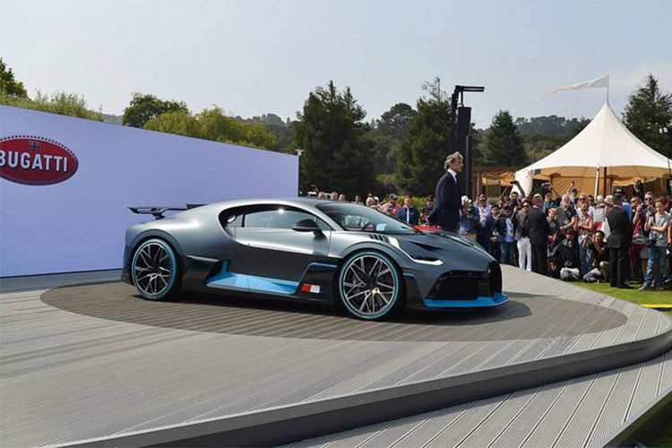 Siêu xe Bugatti Divo được trang bị động cơ W16 8,0 lít, công suất 1.479 mã lực, giá bán gần 6 triệu USD (tương đương khoảng 135 tỷ đồng). Thiết kế mới được đánh giá là một trong những bước chuyển đổi lớn từ việc thiết kế bo tròn chuyển sang góc cạnh hơn.