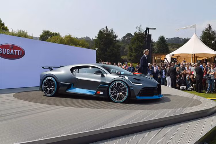 Siêu xe Bugatti Divo được trang bị động cơ W16 8,0 lít, công suất 1.479 mã lực, giá bán gần 6 triệu USD (tương đương khoảng 135 tỷ đồng). Thiết kế mới được đánh giá là một trong những bước chuyển đổi lớn từ việc thiết kế bo tròn chuyển sang góc cạnh hơn.