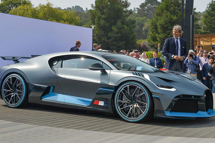 Mang ngôn ngữ thiết kế truyền thống của hãng, siêu xe Bugatti Divo mới có đường nét độc đáo ít chia cắt hơn người anh em Chiron. Rất nhiều thay đổi về kiểu dáng tập trung vào việc cải thiện khí động học. Bugatti cho biết những sửa đổi đã tăng thêm 90 kg áp lực không khí xuống thân xe.