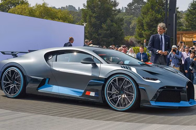 Mang ngôn ngữ thiết kế truyền thống của hãng, siêu xe Bugatti Divo mới có đường nét độc đáo ít chia cắt hơn người anh em Chiron. Rất nhiều thay đổi về kiểu dáng tập trung vào việc cải thiện khí động học. Bugatti cho biết những sửa đổi đã tăng thêm 90 kg áp lực không khí xuống thân xe.