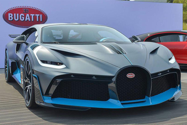 Ngoài ra, các nhà thiết kế của hãng siêu xe Bugatti còn đặc biệt chú ý đến mui xe và biến nó trở thành một ống dẫn khí NACA hiệu quả. Phần mui kết hợp với nắp capo được thiết kế đặc biệt, đảm bảo lượng không khí lớn đi vào khoang động cơ để làm mát cỗ máy W16 8,0 lít.