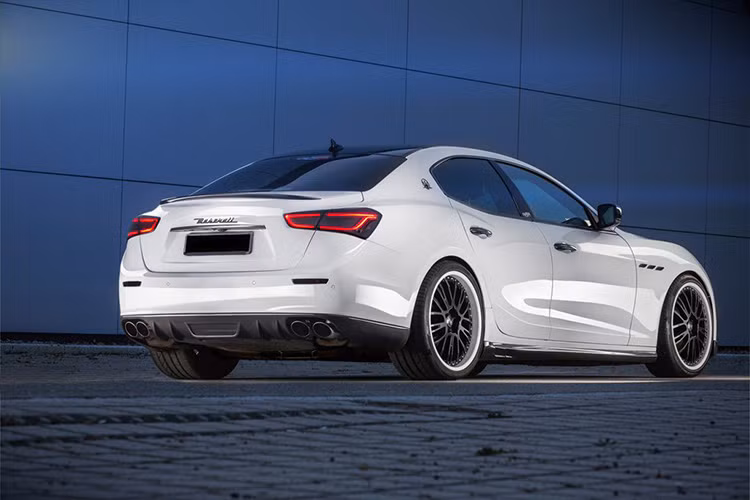Gói độ này thuộc chương trình độ G&amp;S Exclusive dành riêng cho mẫu Maserati Ghibli và với các chi tiết được lắp đặt thêm, khách hàng có thể lựa chọn loại vật liệu carbon hoặc phiên bản thông thường GFK.