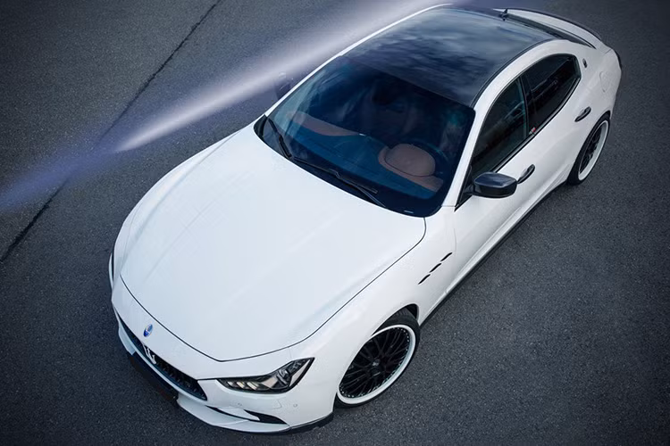 Một vài chi tiết khác có thể kể đến như tay nắm cửa, kính chiếu hậu hay lưới tản nhiệt phía trước cũng được làm bằng vật liệu sợi carbon từ hãng độ HS Motorsport hoặc JMS fahrzeugteile.