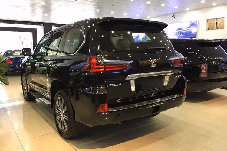 Về thiết kế ngoại thất, mẫu xe SUV Lexus LX570 mới được thiết kế ấn tượng với dọc thân xe là những đường gân nổi táo bạo hơn, giá nóc thể thao được gắn trực tiếp trên nóc xe. Cụm đèn pha 3 bóng LED hình chữ L đi kèm đèn ban ngày LED hình chữ L, lưới tản nhiệt hình con suốt và đèn báo rẽ dạng tia theo ngôn ngữ thiết kế mới của Lexus.