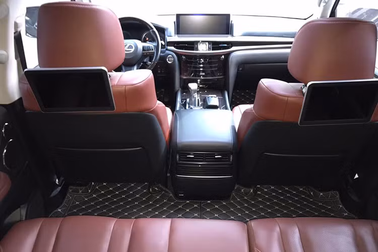 Không gian nội thất của xe với đồng hồ Analog GPS tự động hoàn toàn mới, màn hình hiển thị thông tin màu lên kính chắn gió HUD, đèn LED cảm ứng trần xe, chức năng sạc không dây cho điện thoại và hộp làm mát ở trung tâm ngăn chứa đồ hàng ghế trước... hàng ghế sau tích hợp thêm ai màn hình giải trí tinh thể lỏng độ phân giải cao 11,6 inch.