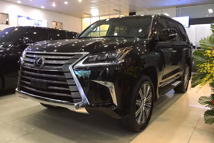 Hiện tại, phiên bản mới nhất của Lexus LX570 đang được bán chính hãng với giá khoảng 7,8 tỷ đồng. Chiếc xe trong bài viết này là phiên bản 2016 được một showroom mua bán ôtô tư nhân ở Hà Nội nhập về và bán với giá khoảng 6,9 tỷ đồng. Sau khi nộp đầy đủ thuế, phí nó sẽ có giá cao hơn.