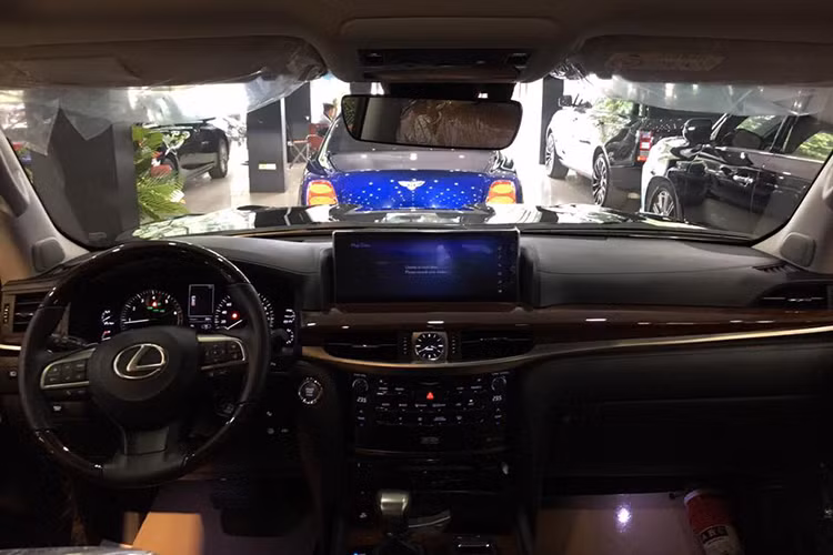 Bên trong cabin, ngoài nội thất da cao cấp - bảng điều khiển trung tâm bố trí lại với các nút điều khiển liên quan tới chức năng lái bao gồm: lựa chọn chế độ lái, chức năng hỗ trợ vượt địa hình và tính năng kiểm soát ổn định thân xe được chia thành một khu vực điều khiển riêng, tách biệt