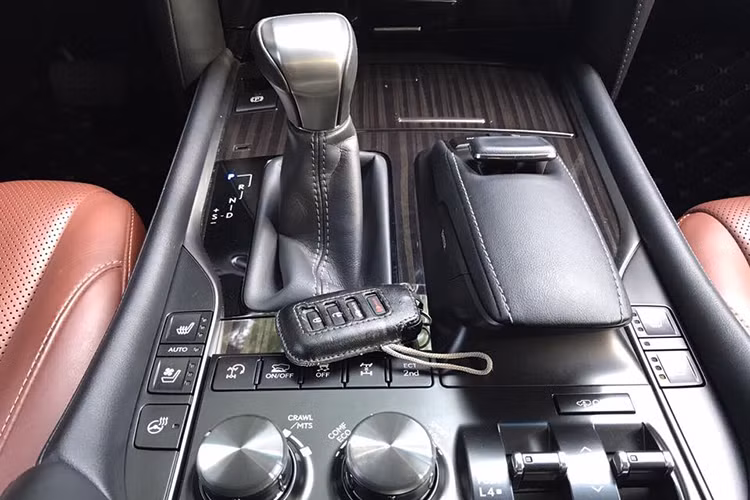 LX570 được trang bị động cơ lớn nhất từng có trên xe hạng sang Lexus. Động cơ V8 5.7L kết hợp với hộp số tự động 8 cấp với dải tỷ số truyền rộng và sát nhau, cho công suất cực đại 367 mã lực/5600vòng/phút &amp; Mô men xoắn 530Nm/3200 vòng/phút. Hộp số tự động đa chế độ và lẫy chuyển số trên vô lăng cho phép chuyển số bằng tay. 5 chế độ lái trên xe, gồm: Normal, Eco, Comfort, Sports và Sports +.