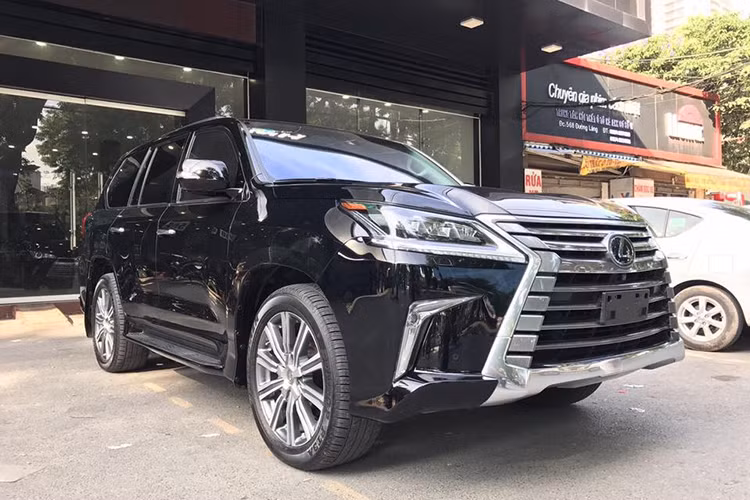 Phiên bản của mẫu xe sang Lexus LX570 2016 là bản nâng cấp của thế hệ LX hiện tại, vốn đã đang được bán từ năm 2017 và liên tục được cải tiến từ đó tới nay. So với những phiên bản ra mắt trước đó, mẫu xe SUV hạng sang LX570 có thiết kế thay đổi khá nhiều, ấn tượng và hiện đại hơn.