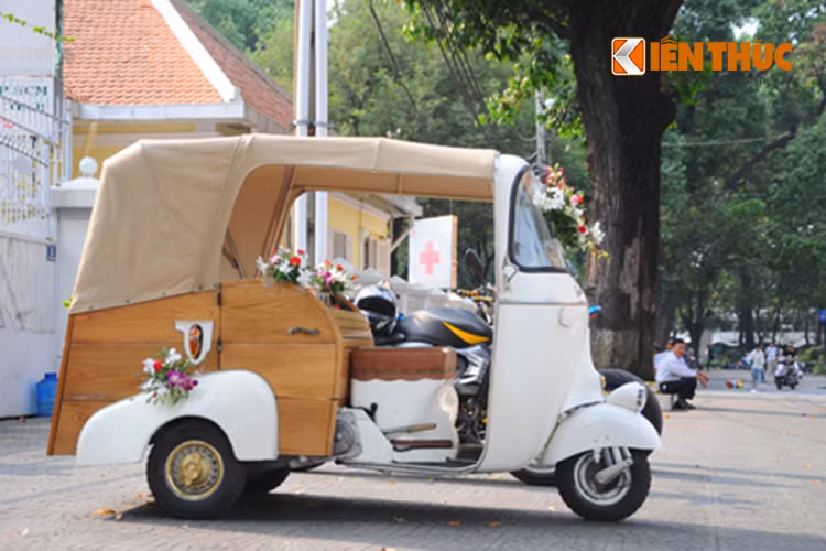 Nhiều thành viên trên diễn đàn xe cổ nhận xét chiếc xe đẹp và độc hơn nguyên bản. Bên cạnh đó, “Chiếc Vespa APE 150 Calessino của anh Dũng còn càng đẹp hơn với công việc làm đẹp cho đời mà nó đã, đang làm “.