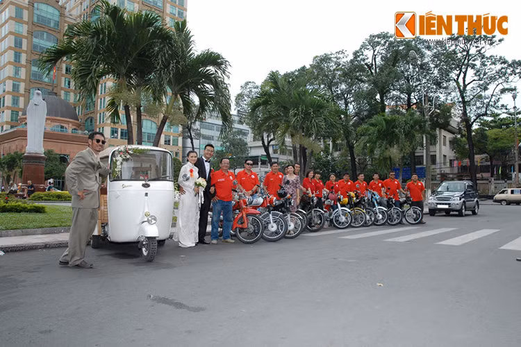 Tự tay mình trang trí xe, đổ xăng, dọn dẹp chiếc xe cổ của mình sao cho thật đẹp… và kiêm luôn nhiệm vụ làm tài xế cộng chụp hình, anh Dũng không hề lấy bất cứ thứ gì của các cặp uyên ương.