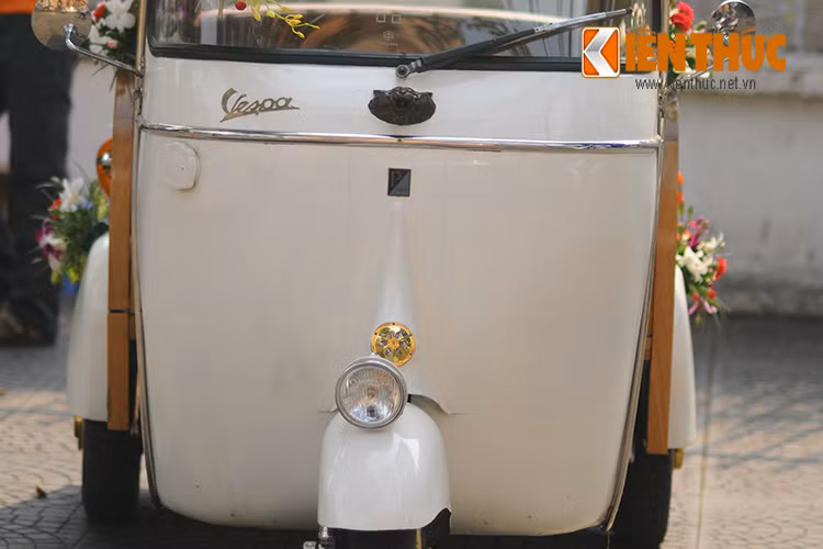 Piaggio Vespa 150 APE Calessino của anh Dũng là đời xe đầu tiên ra đời năm 1956, nó có khả năng chở tới 3 hành khách và một người lái nhờ cụm ghế sau có kích thước rộng rãi.