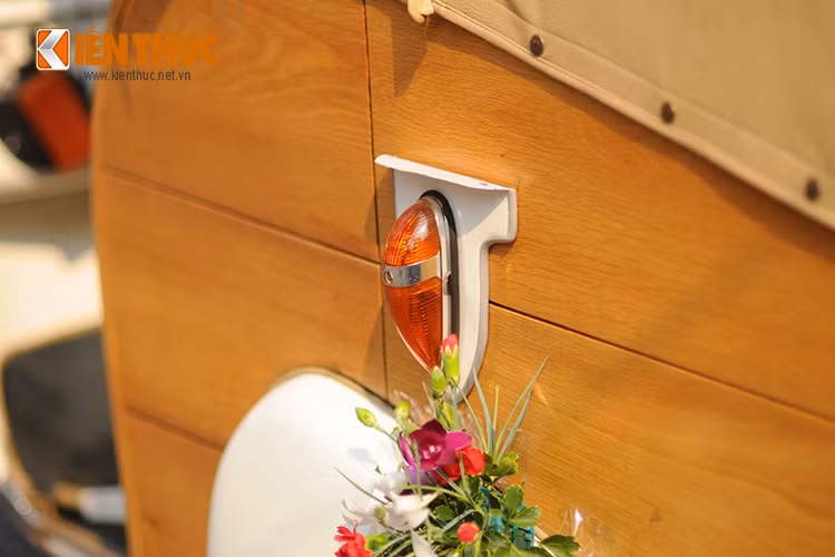 Phần hàng ghế sau có bàn để ly, đồ uống. Ghế ngồi cho người lái và 2 hành khách phía sau cũng được bọc da ấm cúng, cùng nhiều chi tiết trang trí cho chiếc xe trở nên lãng mạn.