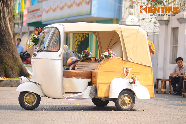 Nếu bất chợt ghé qua Nhà Thờ Đức Bà TP HCM vào ngày lễ, tết hay những ngày cuối tuần bạn sẽ bắt gặp chiếc Piaggio Vespa 150 Ape Calessino, mẫu xe 3 bánh huyền thoại của Ý xuất hiện điệu đà giữa lòng Sài Gòn.