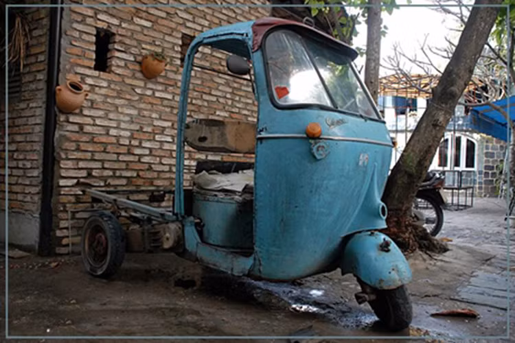 Anh Dũng, chủ nhân của chiếc xe cho biết, anh mua chiếc xe năm 2010 của một người bán nước đá tại Củ Chi, TP HCM trong tình trạng “tan nát” nhưng quan trọng nhất là chiếc xe vẫn còn nguyên bộ máy “gin”.