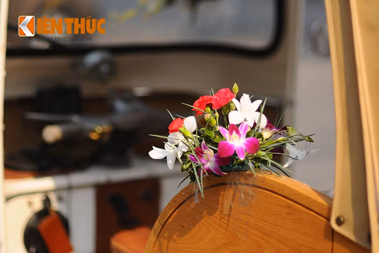 Thân xe được ốp gỗ sồi, ngoài mái che cho người lái bằng kim loại theo xe, hàng ghế ngồi phía sau xe còn được trang bị lớp bạt che mái tránh mưa, nắng cho khách.