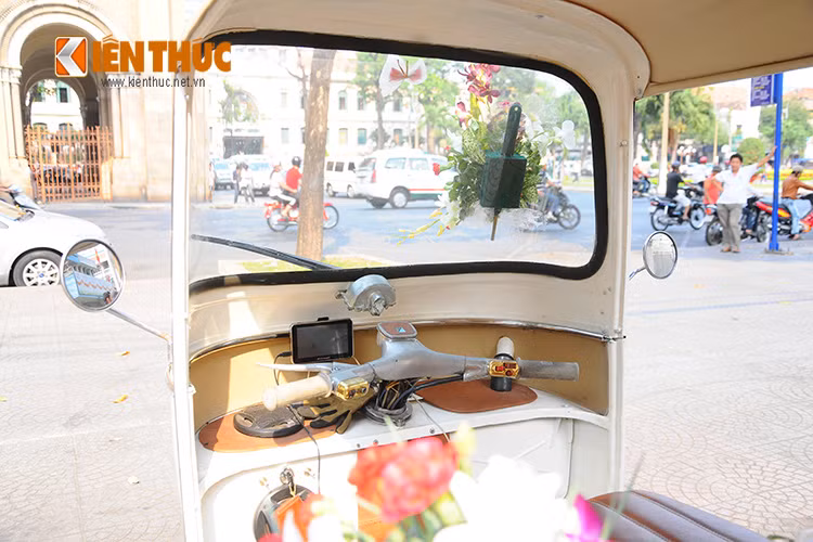 Toàn bộ xe chỉ còn giữ lại bộ phận tay lái nguyên bản, bên cạnh đó nó còn được độ thêm màn hình giải trí kiêm định vị GPS, kính chắn gió có gạt mưa, ốp da trên một số chi tiết...