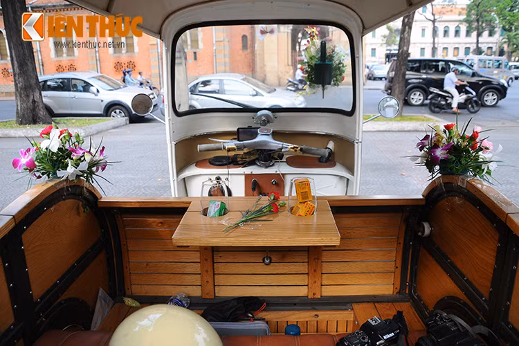 Bên trong xe phần ghế lái, tay lái… của người điều khiển gần như được giữ nguyên, trừ phần thân phía sau dành cho hai người ngồi được “độ” lại cho đẹp hơn.