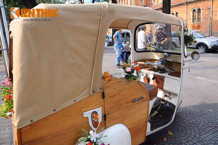 Nhìn từ phía bên ngoài, chiếc xe trông khá ngộ nghĩnh và đẹp theo phong cách cổ điển kiểu Châu Âu, hai bên thân xe được thiết kế cửa ra vào khoang phía sau như xe hơi.