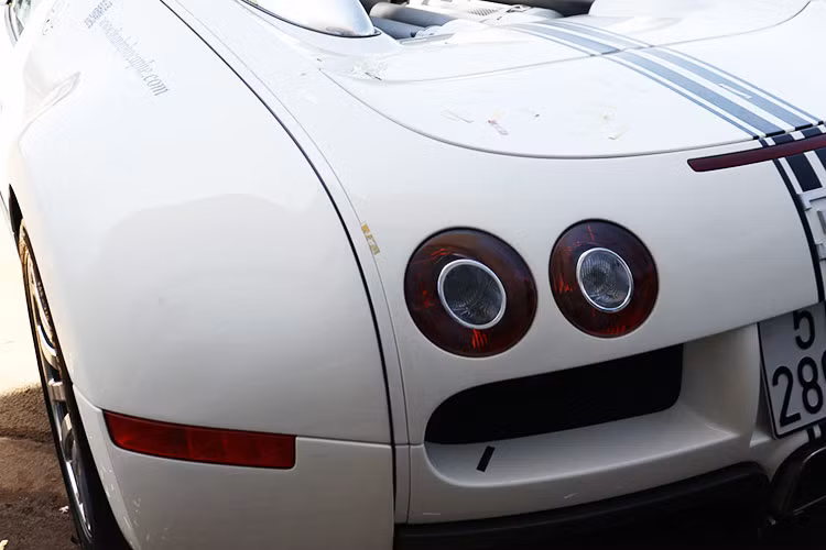 Lúc mới về Việt Nam, "ông hoàng tốc độ" Bugatti Veyron có ngoại thất đỏ-trắng nhưng sau khi được ông Đặng Lê Nguyên Vũ mua lại vào năm 2018 đã được sơn đổi màu sang trắng. 