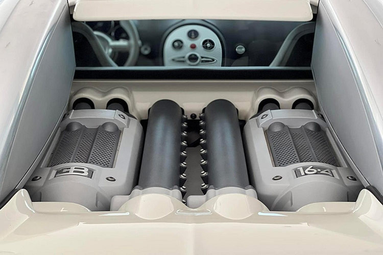 "Trái tim" này kết hợp cùng hộp số 7 cấp, nhờ đó giúp Bugatti Veyron chỉ mất chưa đầy 2,5 giây là có thể tăng tốc lên 100 km/h từ vị trí xuất phát. Từ 0-200 km/h "ông hoàng tốc độ" tốn khoảng thời gian 3,8 giây. Tốc độ tối đa trên Bugatti Veyron bản tiêu chuẩn là 408.84 km/h.