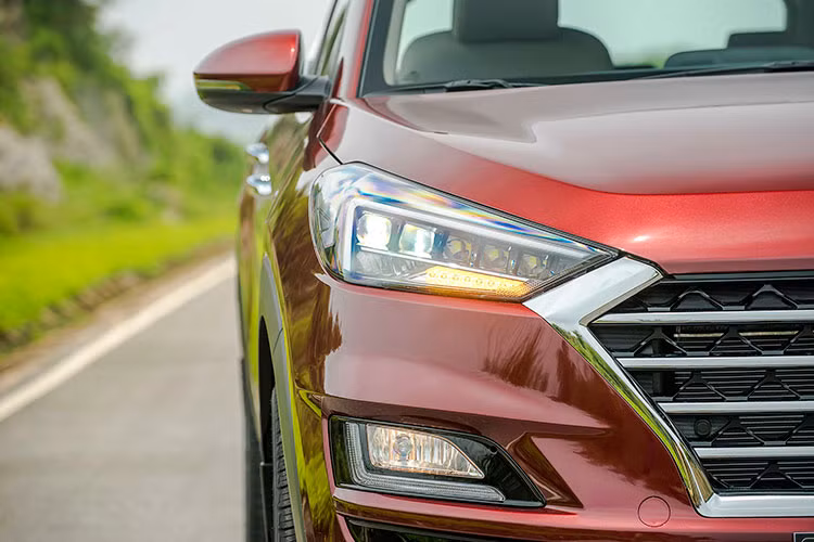 Hyundai Tucson 2019 Facelift mới sở hữu các cụm đèn với kiểu dáng sắc nhọn kéo tới hai góc kết thúc của lưới tản nhiệt. Cụm đèn pha đặt cạnh dải đèn LED ban ngày hình chữ L được mở rộng từ hai góc trên, đáng chú ý cụm đèn chiếu sáng chính công nghệ full LED tăng tính thẩm mỹ và cung cấp lượng ánh sáng tốt khi vận hành trong điều kiện ánh sáng yếu.