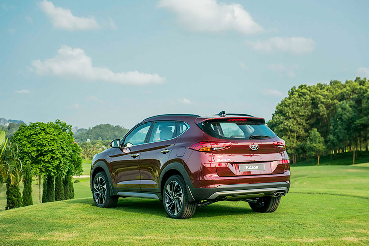 So với thế hệ hiện tại, phần đầu xe được nhà sản xuất ôtô Hàn Quốc thiết kế khác biệt. Mặt ca-lăng của Hyundai Tucson 2019 mới tương tự phong cách của "đàn anh" SantaFe 2019. Ngoài ra, xe còn đi kèm nội thất cải tiến toàn diện và nhiều công nghệ hỗ trợ người lái hơn so với phiên bản trước đây.