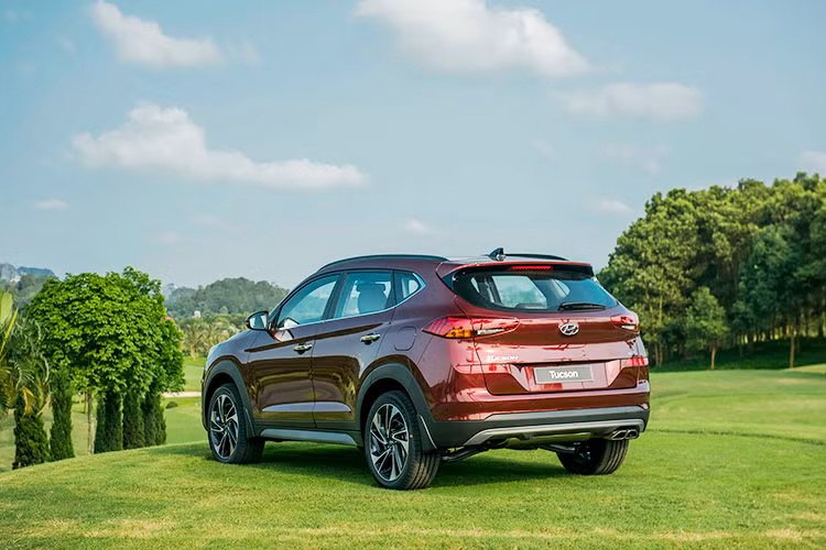 So với thế hệ hiện tại, phần đầu xe được nhà sản xuất ôtô Hàn Quốc thiết kế khác biệt. Mặt ca-lăng của Hyundai Tucson 2019 mới tương tự phong cách của "đàn anh" SantaFe 2019. Ngoài ra, xe còn đi kèm nội thất cải tiến toàn diện và nhiều công nghệ hỗ trợ người lái hơn so với phiên bản trước đây.