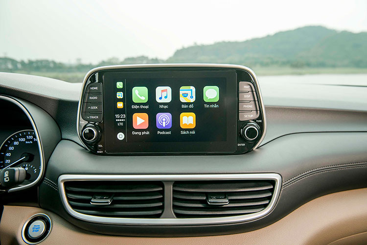 Bên cạnh những trang bị tiện nghi thừa hưởng từ bản tiền nhiệm như điều hòa tự động 2 vùng độc lập, cửa sổ trời toàn cảnh Panorama, cốp điện tự động, đèn tự động,…Tucson được trang bị thêm sạc điện thoại không dây chuẩn Qi, gương chiếu hậu chống chói tự động ECM.