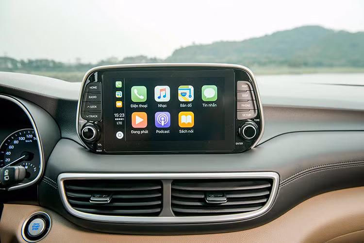 Bên cạnh những trang bị tiện nghi thừa hưởng từ bản tiền nhiệm như điều hòa tự động 2 vùng độc lập, cửa sổ trời toàn cảnh Panorama, cốp điện tự động, đèn tự động,…Tucson được trang bị thêm sạc điện thoại không dây chuẩn Qi, gương chiếu hậu chống chói tự động ECM.