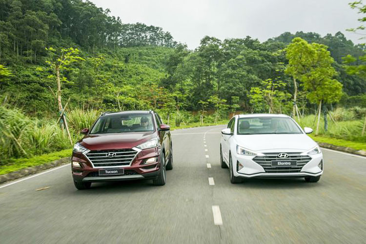 Tiếp theo là phiên bản sử dụng động cơ Diesel R 2.0L áp dụng công nghệ van biến thiên điều khiển điện tử eVGT kết hợp phun nhiên liệu trực tiếp CRDi cho công suất tối đa 185 mã lực tại 4.000 vòng/phút cùng Momen xoắn cực đại 400Nm tại 1.750 ~ 2.750 vòng/phút. Phiên bản này đi kèm hộp số tự động 8 cấp.