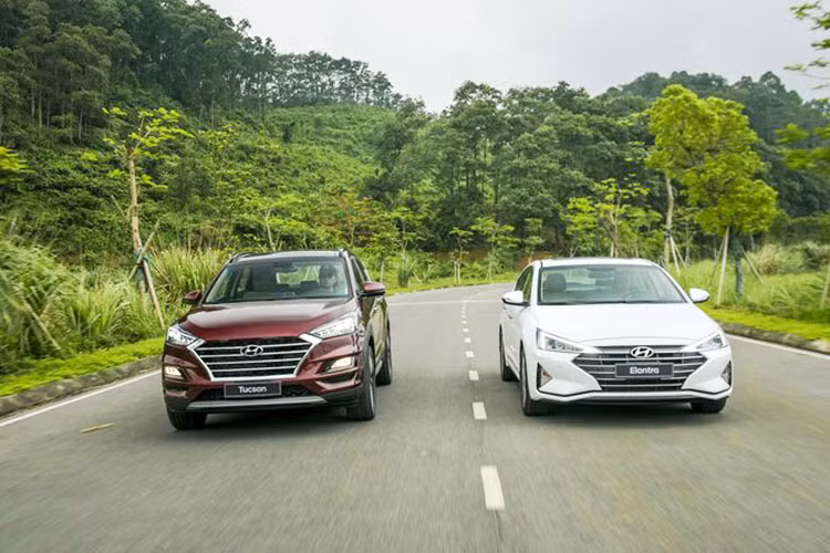 Tiếp theo là phiên bản sử dụng động cơ Diesel R 2.0L áp dụng công nghệ van biến thiên điều khiển điện tử eVGT kết hợp phun nhiên liệu trực tiếp CRDi cho công suất tối đa 185 mã lực tại 4.000 vòng/phút cùng Momen xoắn cực đại 400Nm tại 1.750 ~ 2.750 vòng/phút. Phiên bản này đi kèm hộp số tự động 8 cấp.