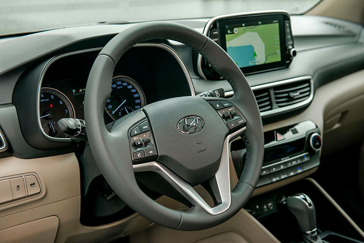 Điểm nhấn trong nội thất là màn hình cảm ứng trung tâm 8 inch được thiết kế mới dạng Fly-Monitor. Xét tổng thể, nội thất mới của Tucson 2019 đã tạo nên một cảm giác sang trọng và đẳng cấp. Màn hình hỗ trợ Apple Carplay, bản đồ định vị dẫn đường vệ tinh dành riêng cho thị trường Việt Nam với nhiều thông tin hữu ích cùng các kết nối giải trí quen thuộc. 