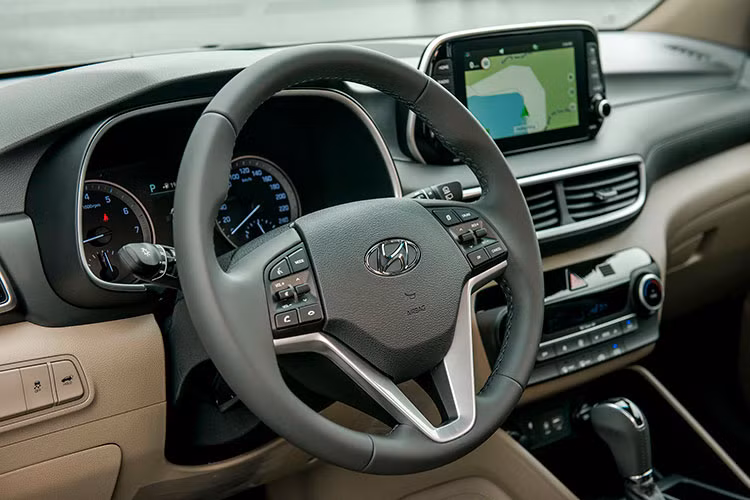 Điểm nhấn trong nội thất là màn hình cảm ứng trung tâm 8 inch được thiết kế mới dạng Fly-Monitor. Xét tổng thể, nội thất mới của Tucson 2019 đã tạo nên một cảm giác sang trọng và đẳng cấp. Màn hình hỗ trợ Apple Carplay, bản đồ định vị dẫn đường vệ tinh dành riêng cho thị trường Việt Nam với nhiều thông tin hữu ích cùng các kết nối giải trí quen thuộc. 