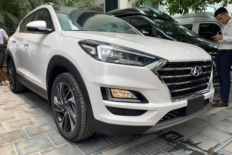 Tại Việt Nam, giá xe Hyundai Tucson 2019 Facelift được Hyundai Thành Công phân phối cụ thể cho từng phiên bản gồm; Tucson 2.0L Xăng Tiêu chuẩn: 799 triệu đồng, 2.0L Xăng Đặc biệt: 878 triệu đồng, 2.0L Dầu Đặc biệt: 940 triệu đồng, 1.6L T-GDi Đặc biệt: 932 triệu đồng. Xe có 6 lựa chọn màu sắc: Đen, Trắng, Đỏ, Bạc, Cát và Vàng be.