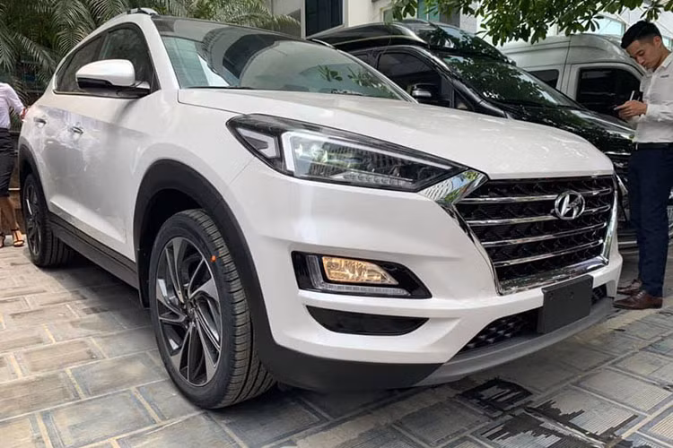 Tại Việt Nam, giá xe Hyundai Tucson 2019 Facelift được Hyundai Thành Công phân phối cụ thể cho từng phiên bản gồm; Tucson 2.0L Xăng Tiêu chuẩn: 799 triệu đồng, 2.0L Xăng Đặc biệt: 878 triệu đồng, 2.0L Dầu Đặc biệt: 940 triệu đồng, 1.6L T-GDi Đặc biệt: 932 triệu đồng. Xe có 6 lựa chọn màu sắc: Đen, Trắng, Đỏ, Bạc, Cát và Vàng be.