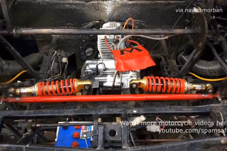 Khối động cơ xe máy nhỏ bé đặt lọt thỏm ở giữa xe. Chủ xe cũng khá cẩn thận khi bổ sung các thanh giằng, giảm sóc... để gia cường.