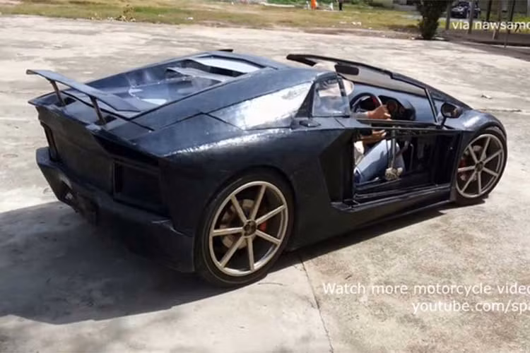 Đáng chú ý là chiếc siêu xe tự chế này còn được trang bị hệ thống nâng gầm, cánh gió lớn phía sau. Tuy vận tốc không thể nhanh hơn siêu xe Lamborghini xịn nhưng nó cũng khá ấn tượng và quan trọng hơn là thoả niềm đam mê của anh chàng nông dân sáng tạo này.