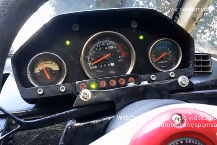 Cụm đồng hồ được bê nguyên từ một chiếc xe máy côn tay sang. Điểm khác biệt ở hộp số đã được người nông dân nâng cấp thêm khả năng lùi.