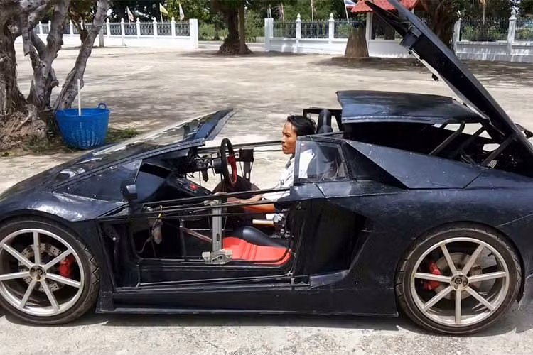 Sau khi hoàn thiện, chủ xe đã quyết định sử dụng ngoại thất đen và nội thất đỏ tương phản. Vành xe 6 chấu, phanh đĩa cho cả 4 bánh và củ phanh sơn đỏ nổi bật. Mặc dù ngoại hình của xe khá xấu, nhưng nó lại khá độc.