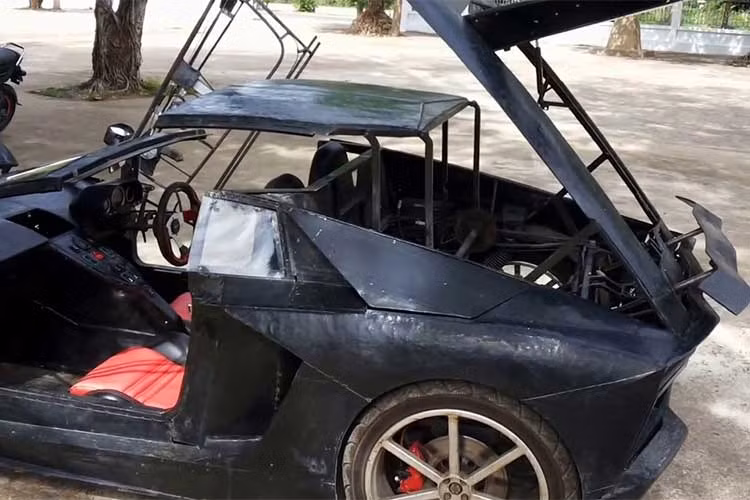 Mui xe dạng cứng cũng có thể tự động gập về phía sau là chi tiết "ăn điểm" so với siêu xe thật. Chiếc Aventador Roadster xịn phải tháo mui bằng tay. 