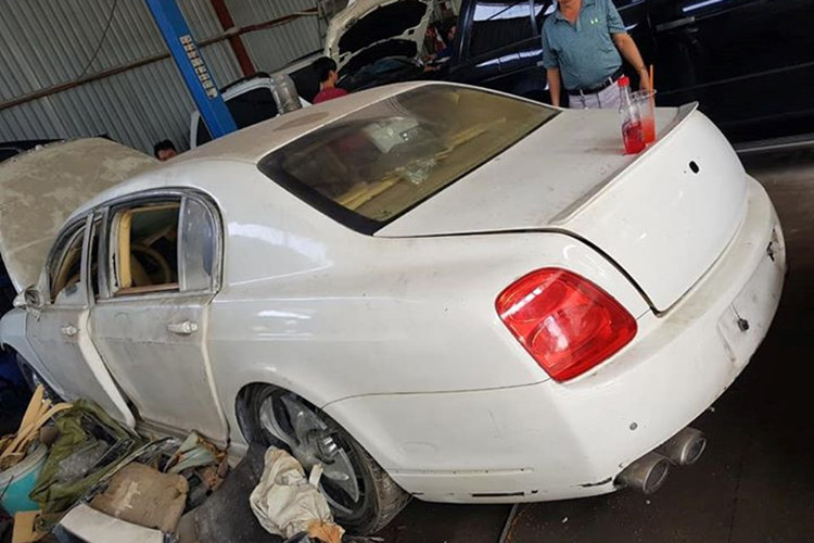 Dàn xe sang bao gồm Bentley Continental Flying Spur, BMW 6-Series và Mercedes-Benz SLK là 3 cái tên thuộc 3 phân khúc xe khác nhau nhưng đều được liệt vào hàng những chiếc xe dành cho những người dám chơi với chi phí mua mới từ vài tỷ đến cả chục tỷ đồng.