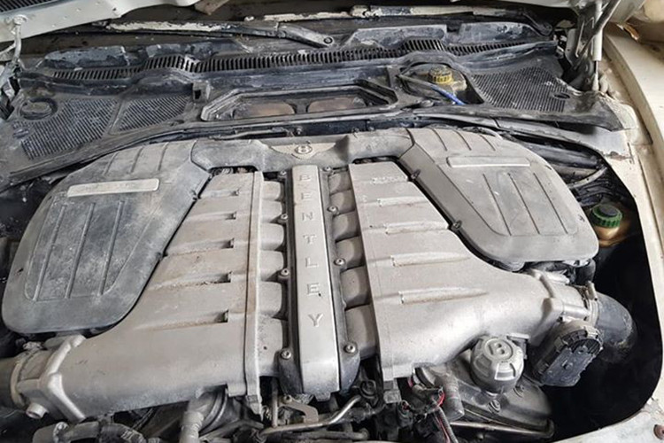 Bentley Continental Flying Spur là chiếc xe đắt nhất với giá trị mua mới có thể lên tới hàng tỷ đồng. Chiếc xe trước đó có vẻ như đã được độ laị một số chi tiết. Phần đầu xe của chiếc Bentley Continental Flying Spur có thể đã bị vỡ nát trong một vụ va chạm nào đó. Trên thị trường xe cũ hiện nay, nó vẫn có giá dao động từ 2,7 tới 2,9 tỷ đồng.