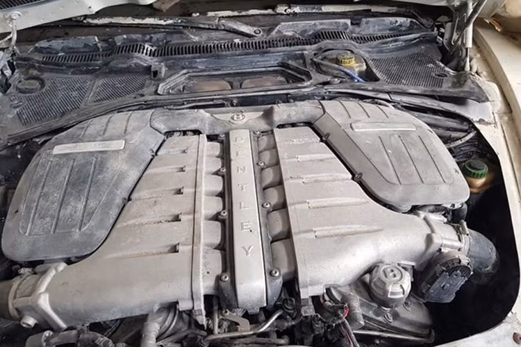 Bentley Continental Flying Spur là chiếc xe đắt nhất với giá trị mua mới có thể lên tới hàng tỷ đồng. Chiếc xe trước đó có vẻ như đã được độ laị một số chi tiết. Phần đầu xe của chiếc Bentley Continental Flying Spur có thể đã bị vỡ nát trong một vụ va chạm nào đó. Trên thị trường xe cũ hiện nay, nó vẫn có giá dao động từ 2,7 tới 2,9 tỷ đồng.