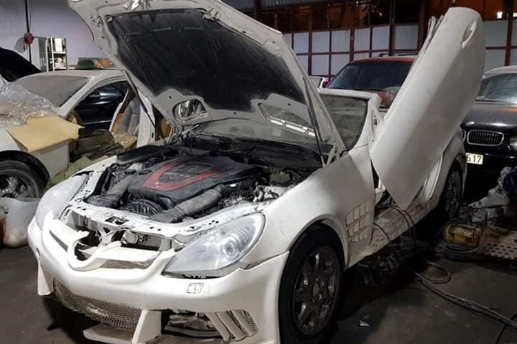 Siêu xe Mercedes-Benz SLK có lẽ là chiếc lành lặn nhất với phần động cơ còn hoạt động được. So với nguyên bản, chiếc xe này đã được độ cửa cắt kéo và lên bodykit lấy cảm hứng từ siêu phẩm mũi tên bạc Mercedes-Benz SLR McLaren. Một chiếc Mercedes-Benz SLK 9 năm tuổi hiện nay trên thị trường xe cũ vẫn có giá lên tới gần 800 triệu đồng.