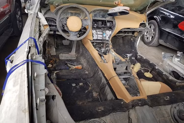 Động cơ của chiếc xe này đã không thể khởi động được. Phần nội thất của chiếc BMW 6-Series gần như hư hại hoàn toàn, thậm chí nó còn không thể giúp người dùng nhận ra được các chi tiết bên trong trước đây ra sao.